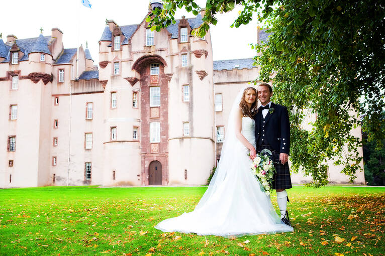 Wedding couple in front of Fyvie Castle