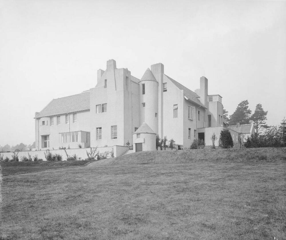 Black and white photo of the Hill House, showing the gravelled drive sweeping up to the main entrance.