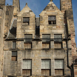 A three storey old tenement bulding in Edinburgh 