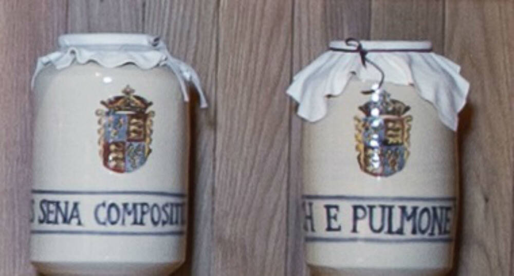 Two ‘royal’ pots (left: Pulvis Sena Compositus Minor; right: Lohoch e Pulmone Vulpis)