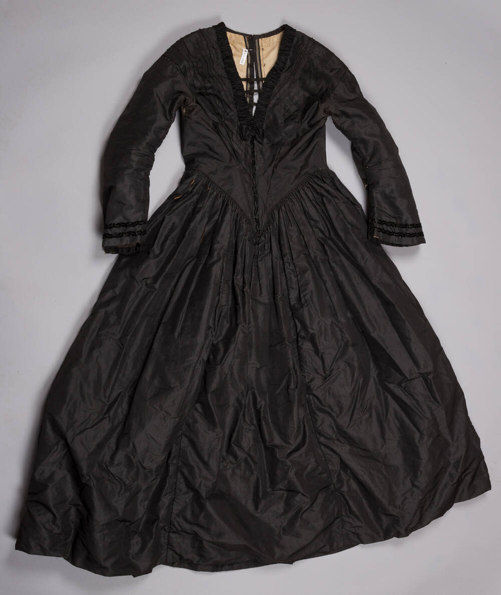 Victorian mourning dress (Weaver’s Cottage)